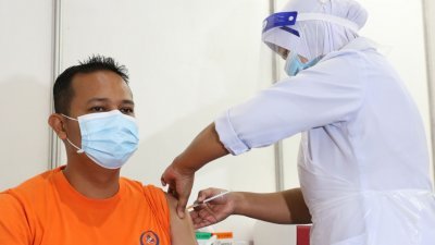 截至本月5日，柔州已有3万9081名前线人员已接种第一剂疫苗，另有2万2747人已完成第二剂疫苗。（档案照）