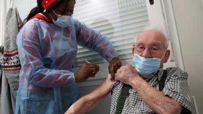 在比利时龙基耶尔，一名男性长者周二在疫苗接种中心施打阿斯利康疫苗。目前欧洲出现因接种阿斯利康疫苗后出现血栓的个案，当中以年轻和中年妇女个案较多。-路透社-