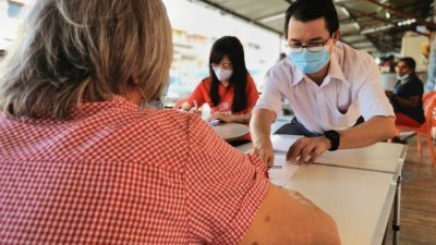 陈泓宾协助民众登记接种新冠肺炎疫苗，并希望州政府动用私人医院领域加速接种疫苗工作。