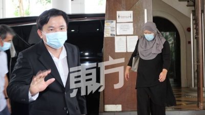 妮拉娃蒂（右图）是杨祖强（左图）被控性侵印尼女佣案的第5名证人。