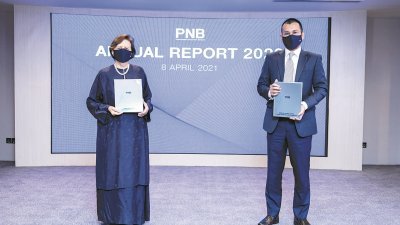 洁蒂（左）和阿末祖卡南一同推介国民投资机构2020年度报告。