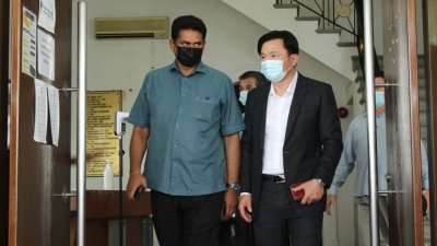 杨祖强（右）周四在休庭后，与文冬州议员西华苏巴玛廉步离法庭。