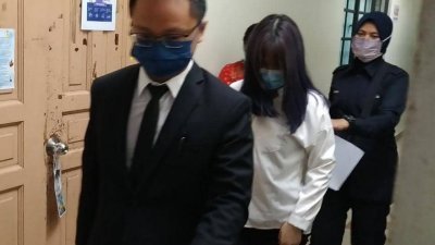 在法庭允准警方延扣3天助查后，华裔女郎（中）在代表律师的陪同下，步出法庭。