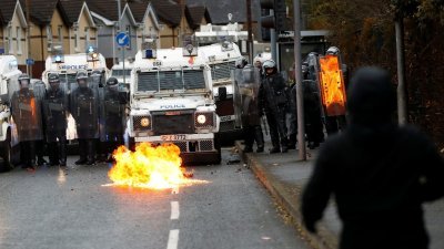 英国北爱尔兰首府贝尔法斯特近日发生骚乱，当地时间周四晚的冲突进一步蔓延至爱尔兰民族主义地区。图为一名示威者当天在贝尔法斯特的斯普林菲尔德街，与警方对峙。 （图取自路透社）