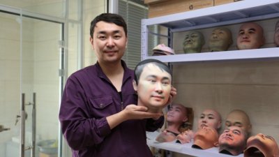 西安市殡仪馆整容组工作人员王勇展示自己的面部3D打印模型。（图取自中新社）