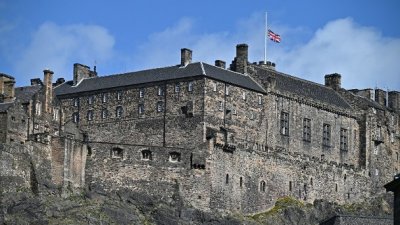 爱丁堡城堡下半旗致哀。（图取自东网）