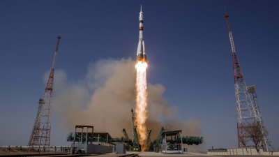 俄罗斯搭载“加加林”号飞船的“联盟-2.1a”火箭，当地时间周五在哈萨克境内的拜科努尔发射场升空，载著3名太空人奔往国际太空站。（图取自美国太空总署／路透社）