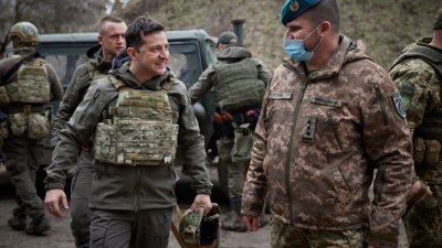 随著乌东部地区局势日趋紧张，乌克兰总统泽连斯基（左）周五到顿巴斯前线地区视察，提振军队士气。（路透社）