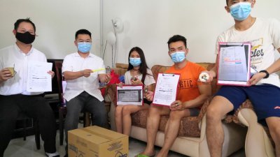 刘国南（左2）呼吁警方协助还受害者一个公道，左3起是李婴莉、黄喜铕及林伟良（右起）。
