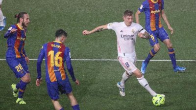 皇马中场克罗斯（右2）以直接自由球攻破巴塞罗那球门，收获其西班牙国家德比的首个进球。