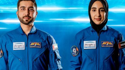 诺拉·阿勒马特鲁希（右) 从4000多名申请者中脱颖而出，成为首名阿拉伯女太空人，左为另一名被选中的太空人穆罕默德·穆拉，两人将前往美国太空总署（NASA），接受太空人培训。（图取自网络）