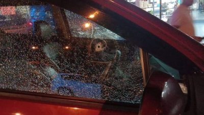 轿车车窗破裂，且圆孔疑似遭子弹打穿。