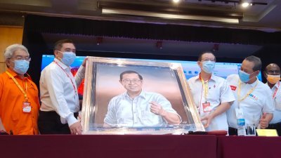 陆兆福（左2）赠送画像给林冠英（左3）。左起为森州诚信党主席MK依峇欣、森州希盟主席阿米努丁及森州行动党署理主席P古纳。