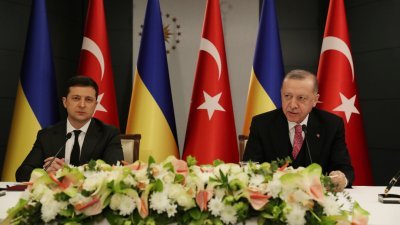 土耳其总统埃尔多安（右）周六在伊斯坦布尔与乌克兰总统泽连斯基举行会谈后，发表声明。（图取自土耳其总统府新闻办公室／路透社）