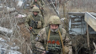 在顿涅茨克附近，乌克兰政府军在隔离亲俄叛乱分子的路线上行走。（图取自路透社）