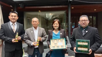 陈祖祥（左起）、洪木坤、吴秀丽、吴得宾向媒体展示数款清真燕窝产品。
