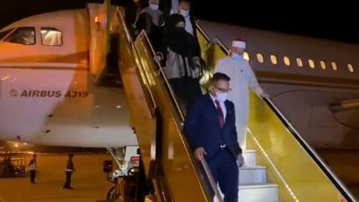 祖基菲里（右）乘搭乘搭私人飞机到沙地阿拉伯官访的影片引起热议，惟他解释，私人飞机是由穆斯林世界联盟赞助。