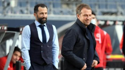 拜仁欧冠八强出局后，主帅弗里克（右）和体育总监萨里哈米季奇之间不可调和的矛盾，也随之浮出水面。