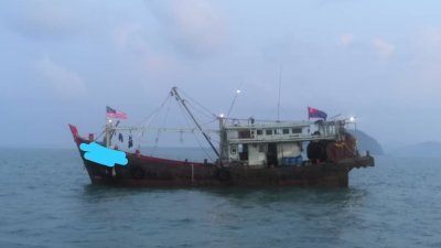 非法在沿海15海哩内捕鱼的拖网渔船，遭执法单位取缔。