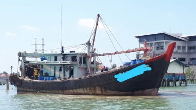 两艘本地C级渔船因越界拖网捕鱼，遭柔州渔业局取缔和扣查。