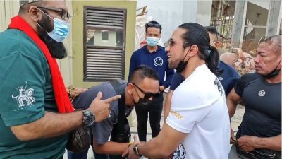 富商殴打保镖风波继续延烧! 一个名为Tok Singa Fans的马来组织周四拉队前往富商位于巴生的办公室及住家，高举布条示威。