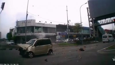 根据行车纪录器的视频截图显示，第二国产金丝雀轿车被撞后，车上一名男子被弹出车外。