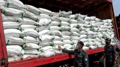 沙努丁向媒体展示所缉获重达3万7400公斤、总值13万8800令吉的白米。