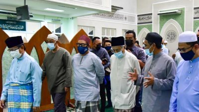 马哈迪（右3）周五晚出席浮罗交怡德蒙勇清真寺举行的开斋活动。