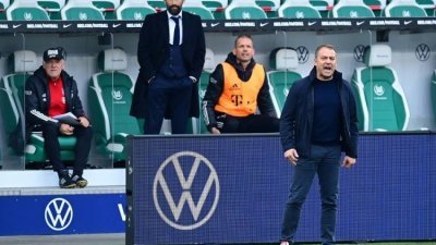 拜仁慕尼黑主帅弗里克（右）在客场击败的沃尔夫斯堡的赛后接受采访时宣布，自己将在赛季结束后告别拜仁。