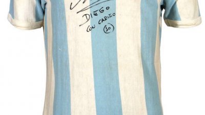 阿根廷球王马拉多纳在1982年世界杯首秀所穿的阿根廷国家队球衣正在被拍卖。