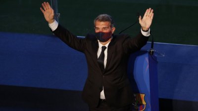 巴塞罗那新主席拉波尔塔在西班牙国王杯决赛的赛后来到更衣室，与球员们共同庆祝。