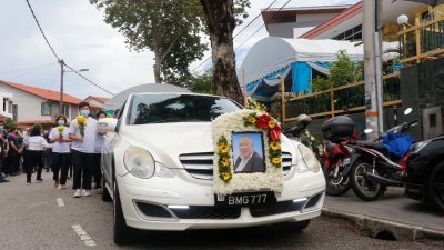 周昌江周一举殡，灵柩移至峇都眼东火化场进行火化。