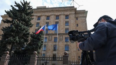 俄国外交部宣布驱逐20名捷克外交人员后，媒体在捷克驻莫斯科大使馆外驻守。（图取自路透社）