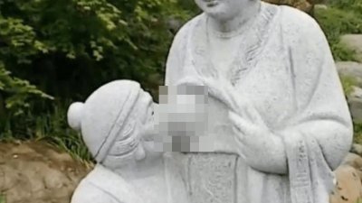 中国浙江一个景区的二十四孝雕像，因一座“媳妇给婆婆喂母乳”的雕像引发争议，遭人投诉后被移除。