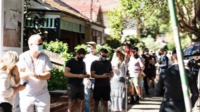 悉尼某处待售房屋的开放日当天，无数民众在外排著队等待进入屋子参观。该国房价持续增长，造成无数买家们纷纷抢购房源。