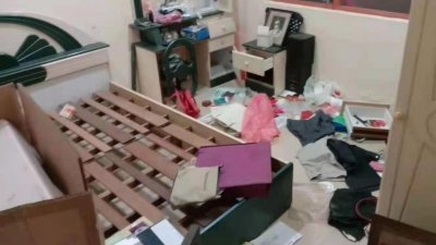 刀匪破门抢劫一对华裔老夫妇，屋内被翻箱倒柜，一片凌乱。