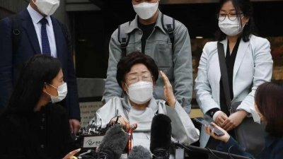 慰安妇受害者李容洙今日亲自出席聆判。