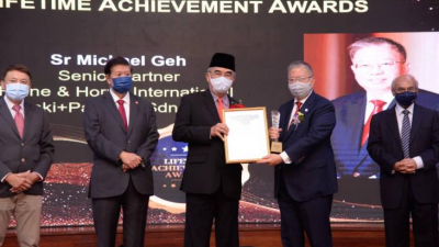 马六甲州元首莫哈末阿里阁下（左3起）颁发“全国杰出企业家终身成就奖”予倪传鹏。