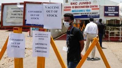 印度马哈拉施特拉邦首府孟买的一间新冠肺炎疫苗接种中心外，周二布告说明新冠疫苗Covishield断货。Covishield由印度血清研究所（Serum Institute of India）生产。 （图取自路透社）