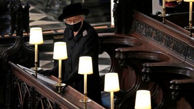 英女王在上周六菲利普亲王的葬礼上，独自一人站在温莎城堡圣乔治教堂的一角，送别结婚超过70载的挚爱。（图取自路透社）