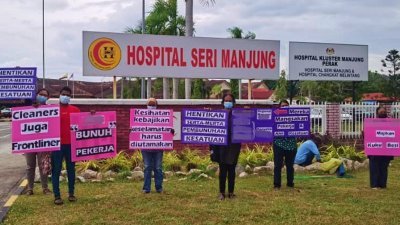 大马半岛政府医院支援服务私人职工会会员，在斯里曼绒医院外抗议清洁公司主管欺压清洁工人，左2为罗基斯华然及左4莎拉丝。