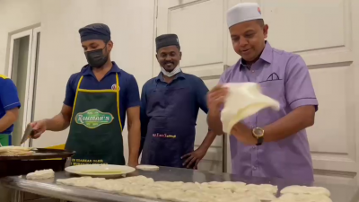网络流传一段视频，身穿便服的阿育甘（右）在准备封斋饭（Sahur）时大显身手，甩起印度煎饼。