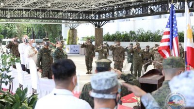 美国驻菲律宾大使馆官员周五称，菲律宾总统杜特蒂宣布《菲美军队访问协定》（VFA）后，两国官员持续讨论如何延续军事合作。图为菲律宾武装部队与美军，近期在大马尼拉奎松市的菲国军方总部阿奎纳多营（Camp Aguinaldo），出席第36届大型联合军事演习“肩并肩”（Balikatan）的开幕式。 （图取自菲律宾武装部队/路透社）