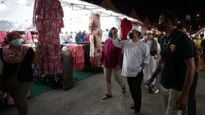 苏莱曼（右2）巡视马六甲国际贸易中心的大型斋戒月市集。