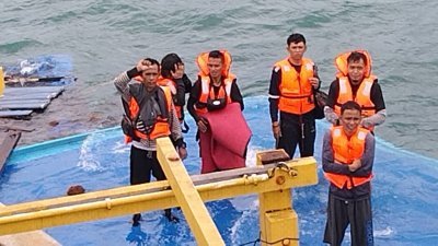 6名船员被渔民救起，送往小笨珍码头。