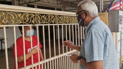查尔斯（右）到访班达马兰适耕庄路慈善看护中心，以了解屋内老人确诊情况。