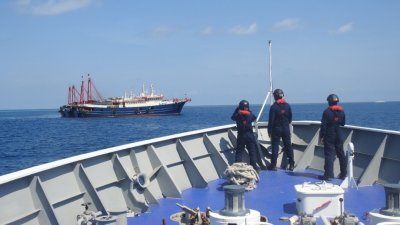 菲律宾海巡署人员在南海仙宾礁海域，发现据信是中国海上民兵的船只。（图取自菲律宾海巡署/路透社）