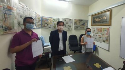 黄启斌(左2)陪同华青家属召开记者会，要求警方允许当事人和家属见面。左起为当事人表弟温凯雄及姐姐。