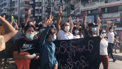 缅甸军事政变至今已长达3个月，而维安部队周日向一些反对军政府的最大示威活动开火，当天死了7人。图为群众周日在该国商业枢纽兼第一大城仰光示威，举起象征反专制的三指礼抗议军政府。 （图取自路透社）