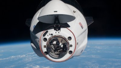 载人龙太空船“坚韧”号自2020年11月抵达国际太空站以来，一直固定在太空站的对接端口上。（图取自法新社）